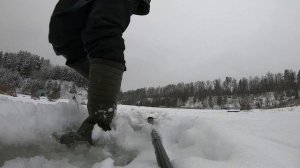 Зимняя рыбалка на жерлицы. Раскаты. Взобрался на гору, поймал щук, отлично провел время - классно.