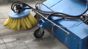 Щетка с передним бункером на мини -погрузчике ЧЕТРА