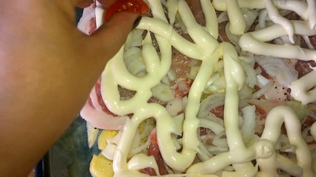 МЯСО ПО"ФРАНЦУЗСКИ"ЗАПЕКАЕМ СВИНИНУ В ДУХОВКЕ. смотреть онлайн