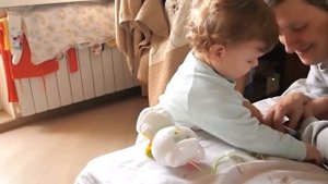 Вставляем батарейки в игрушку