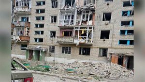 Спасатели работают на месте обрушения многоэтажного дома в Токмаке, по которому ударили ВСУ