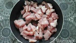 Гуляш из свинины с морковью и луком