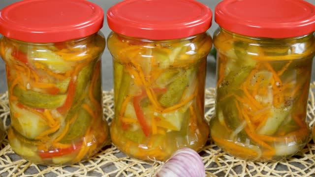 ВКУСНЕЙШИЕ хрустящие огурцы НА ЗИМУ! Огурцы с морковью и луком!