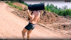 Мужик с мафоном идет под сектор Газа :)