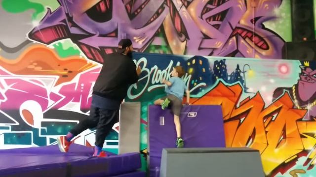 Harvey's first parkour lesson смотреть онлайн