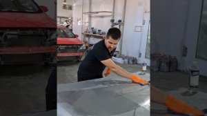 Показываю, как работает смывка краски APS-М10 на новом заводском капоте.