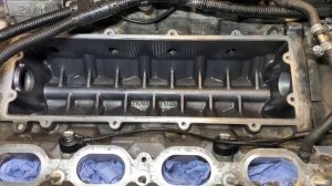 BMW N62 4.8i, Трубка в развале блока,замена.Устраняем течь антифриза с дренажа передней крышки ГРМ.