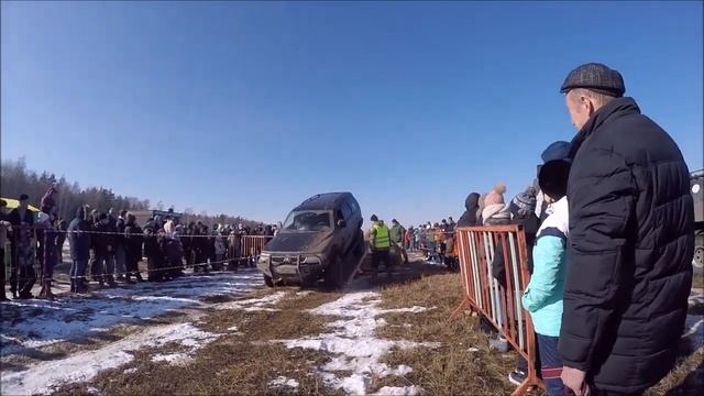 Дастер на качелях среди серьезных внедорожников смотреть онлайн