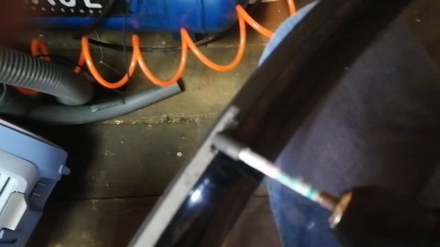 Как убрать старый двусторонний скотч с дефлекторов окон автомобиля смотреть онлайн