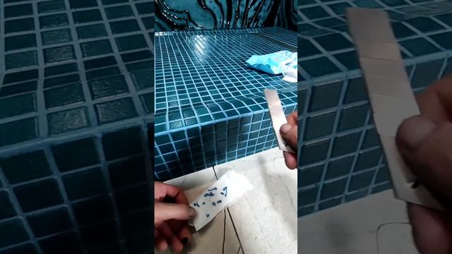 Формирование наружнего угла эпоксидной затирки поддона из мозаики подробно. #uzbekmaster #поддон смотреть онлайн