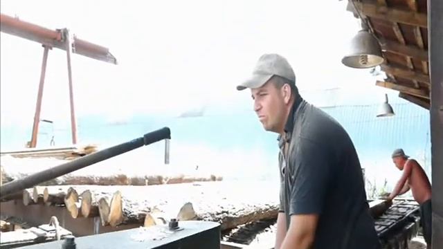 Дисковая пилорама (круглопильный станок) ЦДС-1100 в работе