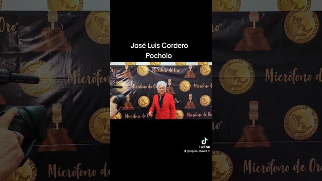 José Luis Cordero (Pocholo) en la alfombra roja Del Micrófono de Oro 2023