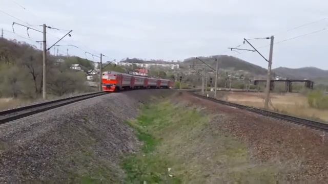 После ремонта. Электропоезд ЭД9Т-0022 сообщением Партизанск-Владивосток с приветливой бригадой смотреть онлайн