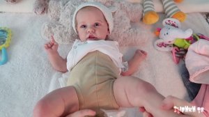 РЕБОРН Саша проснулась. Мы ее кормим, переодеваем и меняем подгузник/ Зырики ТВ