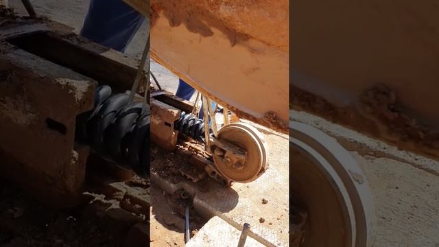 Гарантия на JCB JS205. Ставим новый натяжитель #гошазил #экскаватор смотреть онлайн