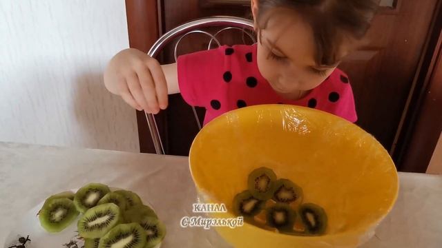 Готовим самый простой тортик без выпечки вместе с детьми. Помощь маме. #cake #development смотреть онлайн