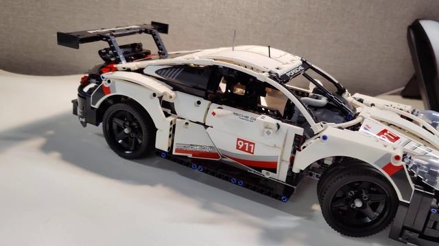 LEGO Porsche 911 RSR смотреть онлайн