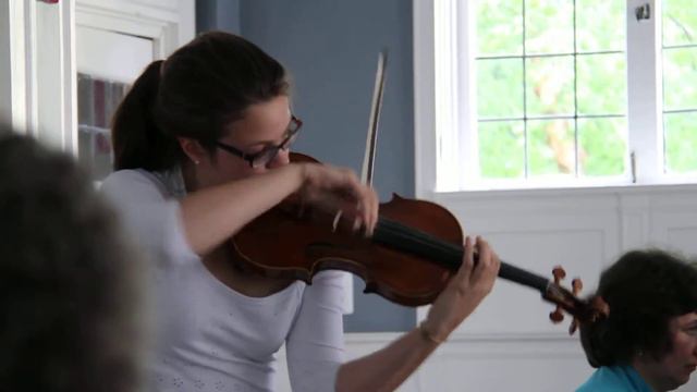 Chloé plays Wieniawski Polonaise смотреть онлайн