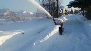 Японский снегоуборщик Honda S100A в работе 2.