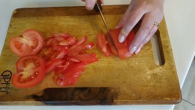 Проще не придумаешь. Капустный салат  с яблоками, помидорами, зеленью и чесноком. Рецепт смотреть онлайн