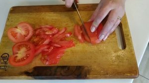 Проще не придумаешь. Капустный салат  с яблоками, помидорами, зеленью и чесноком. Рецепт