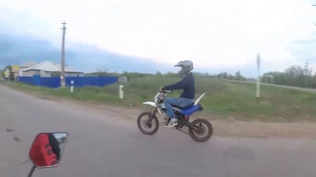 ПОКАТУШКА ИЗ ГОРОДА В СЕЛО / WELS CBR 300 / RACER 125 / НАПАЛИ БАБУШКИ НА МОТОЦИКЛИСТОВ смотреть онлайн