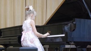 8. И.С. Бах «Маленькая прелюдия до минор», П.И. Чайковский «Мама» из «Детского альбома»,