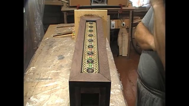 25. Тумбочка с резьбой из дуба под лампу. Нанесение финишных слоев морилки
