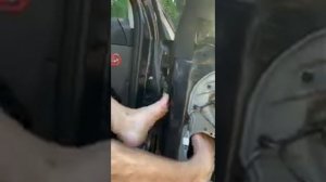 Мужчина без рук чинить машину сам?(Респект??)