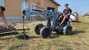 Бурение лунки для забора. Минитрактор-ямобур)