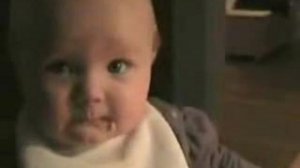 Смех ребенка в замедленном воспроизведении. Забавно.