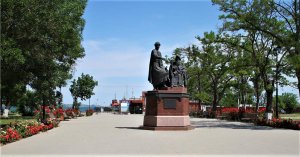 Керчь. Сквер возле морвокзала.