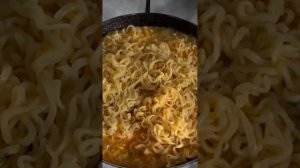 The best recipe for SPICY, CHEESY NOODLES/Как правильно заварить «Доширак»