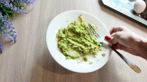 Завтрак с авокадо и с яйцом пашот. Вкусный и полезный завтрак.