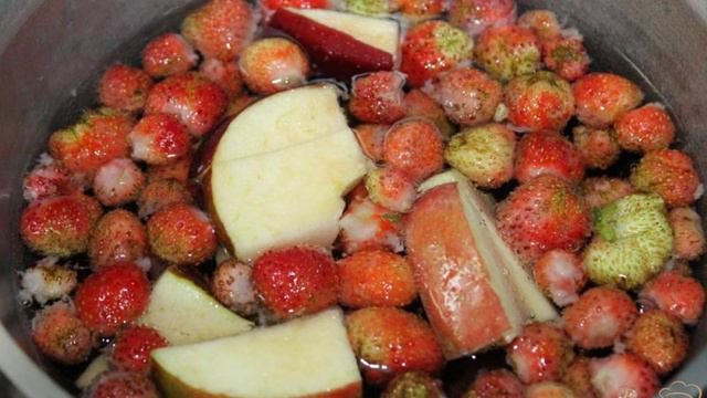 Клубничный компот с яблоком и апельсиновой цедрой