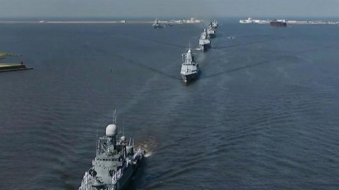На рассвете в Санкт-Петербурге стартовала первая репетиция Главного Военно-морского парада