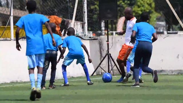 Journée mondiale de l'enfance : Des enfants disputent un match contre des champions du foot Ivoirie смотреть онлайн