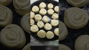 Булочки в сметанной заливке.