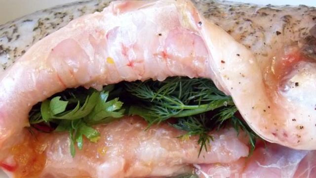 Запеченная целиком речная рыба со сметаной