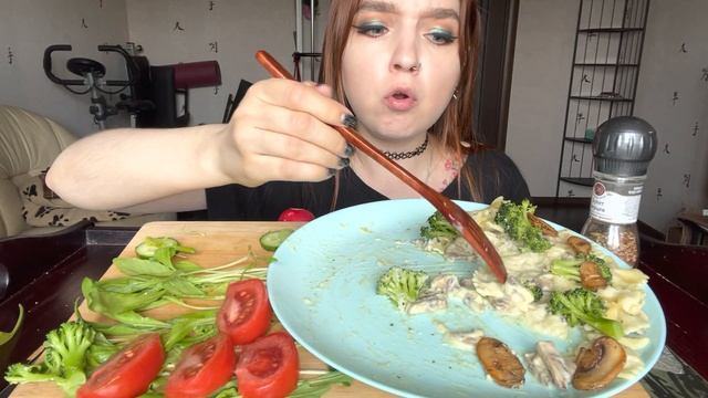 Мукбанг | Паста в сливочном соусе с грибами и брокколи | Mukbang / Pasta ? смотреть онлайн