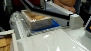 Упаковка печенья в короб-телевизоре в термоусадочную пленку ПОФ на Smipack FP560A+T450