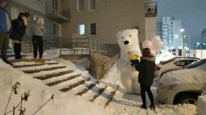 Белый медведь поздравляет с днём рождения стеснительную девушку!