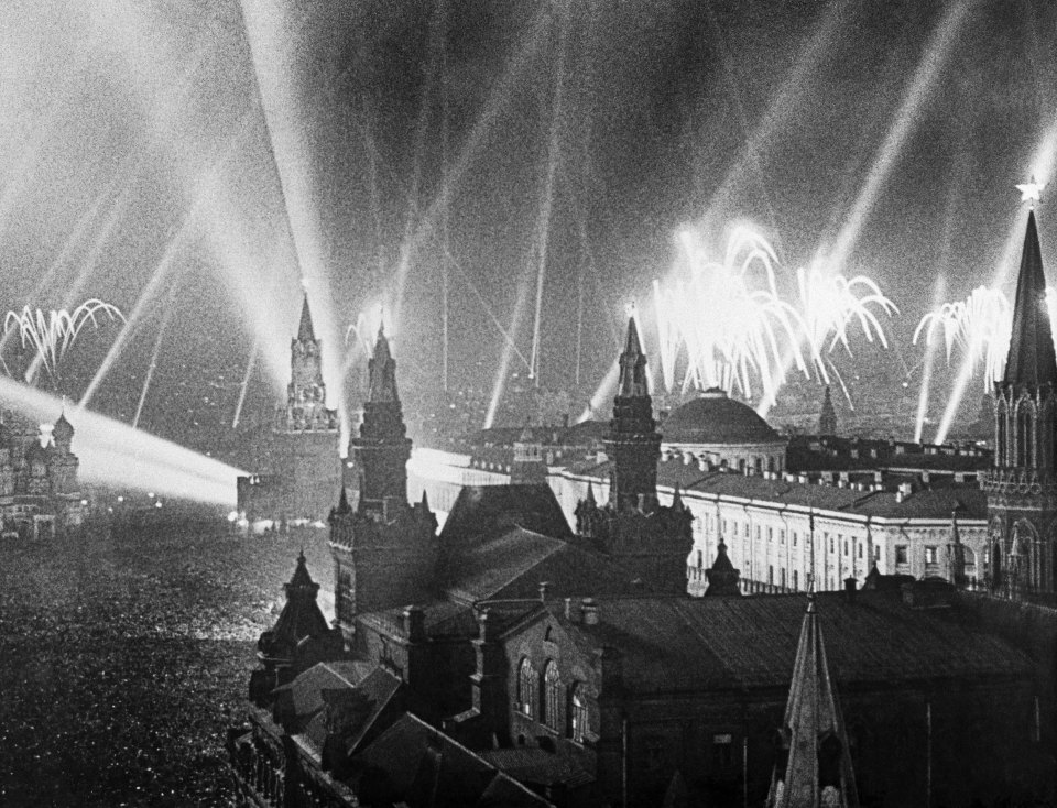 Салют в москве 1943 фото