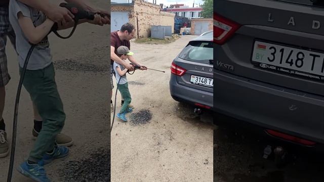 Мойка высокого давления Drag 900. Давление такое что ребенок ели держит в руках пистолет