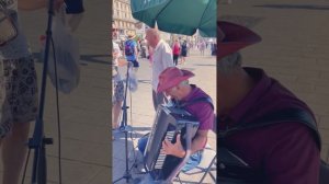 итальянец поет под аккордеон, француз танцует