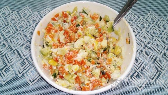 Салат с яйцами, вареной морковью и огурцом