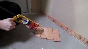 Декор стены в кладовке