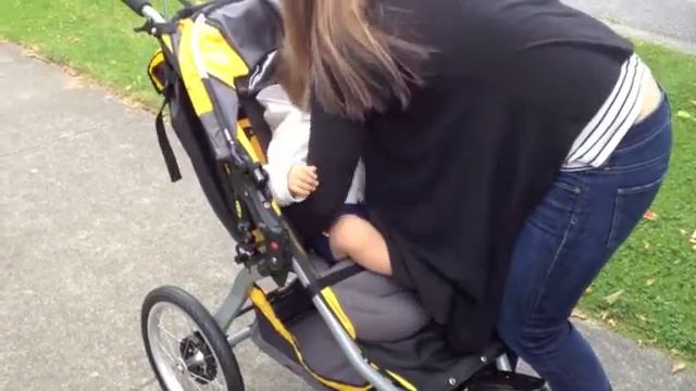 BOB Ironman Stroller Review - Jogging Stroller - OneSmileyMonkey.com смотреть онлайн