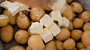 Молодой картофель на сковороде Быстро, просто и чистить не надо