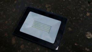 Пытаюсь разбить стекло светодиодного прожектора.